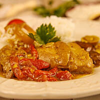 Podudzia w sosie borowikowym z pieczoną papryką