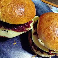 Domowe burgery z szarpaną łopatką wg M&Ł