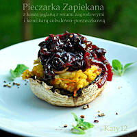 Pieczarki zapiekane z kaszą jaglaną i serami zagrodowymi z konfiturą cebulowo-porzeczkową