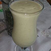 koktajl z banana, awokado, kiwi, oleju kokosowego i mleka kokosowego