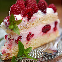 Lekki torcik z masą jogurtową i malinami