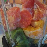 Koktaj lz grejpfruta, pomarańczy, kiwi, cynamonu i kurkumy