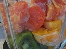 Fot. Wróbelek, Koktaj lz grejpfruta, pomarańczy, kiwi, cynamonu i kurkumy