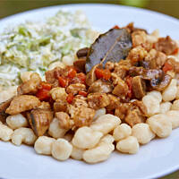 Domowe kluseczki z szynką 