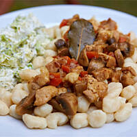 Domowe kluseczki z szynką 