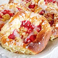 bułeczki z truskawkami z ciasta drożdżowo-serowego…