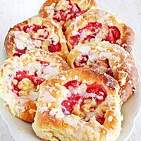 bułeczki z truskawkami z ciasta drożdżowo-serowego…