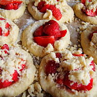 bułeczki z truskawkami z ciasta drożdżowo-serowego…