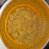 Kolorowa sałatka z kęskami piwnymi