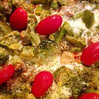 Zielona zapiekanka łososiowa z brokułami, szparagami i awokado