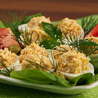 Jajka wielkanocne faszerowane szynką i serem