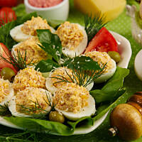 Jajka wielkanocne faszerowane szynką i serem