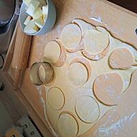 Drożdżowo-kruche-pyszne pierożki z jabłkami 