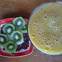 koktajl z bananem, pomarańczą i kiwi 