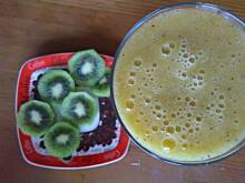 Fot. Wróbelek, koktajl z bananem, pomarańczą i kiwi 