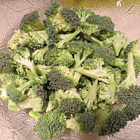 Salatka z brokulami , selerem naciowym i rodzynkami Sultanskimi