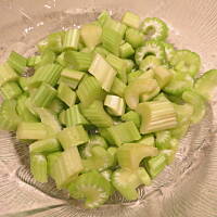 Salatka z brokulami , selerem naciowym i rodzynkami Sultanskimi