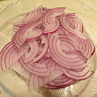 Salatka z brokulami , selerem naciowym i rodzynkami Sultanskimi