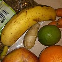 Koktajl z pomarańczą, marchewką, jabłkiem, bananem, imbirem i siemieniem lnianym 