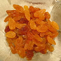 Salatka z brokulami , selerem naciowym i rodzynkami Sultanskimi