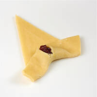 Żeby nadzienie nie wypłynęło podczas pieczenia, warto wokół niego dokładnie docisnąć ciasto i dopiero wówczas do końca zwinąć rogalika.