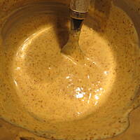 Salatka z brokulami , selerem naciowym i rodzynkami Sultanskimi