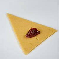 Rogalik będzie miał ładniejszy kształt, jeśli podstawę trójkąta lekko natniesz, a następnie lekko rozchylisz nacięcie, zawijając ciasto na nadzienie.