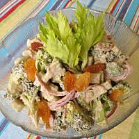 Salatka z brokulami , selerem naciowym i rodzynkami Sultanskimi