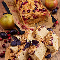 Drożdżówka puchata, długo świeża, ze śliwkami i kruszonką kokosową lub jabłkami i żurawiną