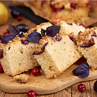 Drożdżówka puchata, długo świeża, ze śliwkami i kruszonką kokosową lub jabłkami i żurawiną