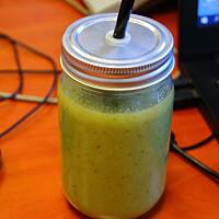 koktajl z kiwi, ogórka, jabłka, banana, pietruszki, selera i awokado 