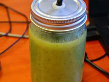 Fot. Wróbelek, koktajl z kiwi, ogórka, jabłka, banana, pietruszki, selera i awokado 