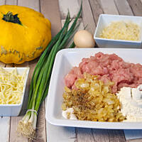 Do kotletów możesz użyć dowolnego fragmentu mięsa drobiowego bez skóry i kości. Najlepiej do tego celu nadają się polędwice z indyka lub filety z kurczaka, ale możesz też sięgnąć po wyluzowane udka bez skóry.