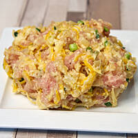 Gotowa masa powinna być dość zwarta i lekko kleista. Po lekkim oprószeniu mąką z łatwością uformujesz kotlety.