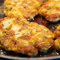 Kotlety smażymy z obu stron na rumiano na płytkim oleju. Temperatura smażenia nie powinna być zbyt wysoka. 