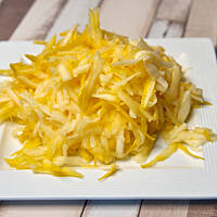 Startego patisona lub cukinię należy dokładnie odcisnąć, aby pozbyć się nadmiaru wody.