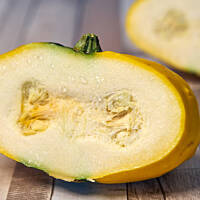 Patisony, cukinie i kabaczki pozbawiamy gniazd nasiennych i, jeśli skórka jest twarda, obieramy.