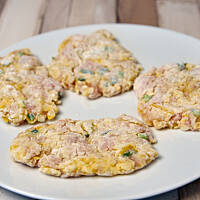 Z masy mięsnej formujemy okrągłe lub owalne kotlety. Nie powinny być grubsze niż 2 cm, aby środek po usmażeniu nie pozostał surowy.