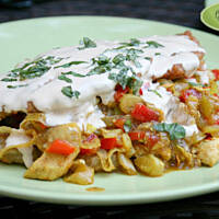 Placek ziemniaczany z warzywami, kurczakiem i sosem curry