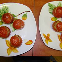 Faszerowane pomidory mięskiem z rosołu