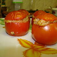 Faszerowane pomidory mięskiem z rosołu