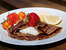 Fot. Wkn, Naleśniki "murzynki" z truskawkami