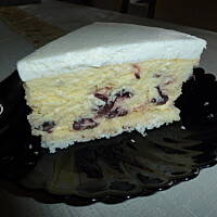 Sernik z musem kokosowym  i wiśniami.