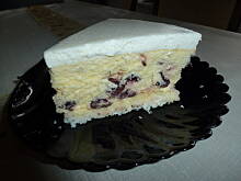 Fot. iwett, Sernik z musem kokosowym  i wiśniami.