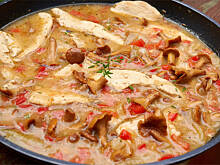 Fot. Wkn, Sos kurkowo-paprykowy z kurczakiem