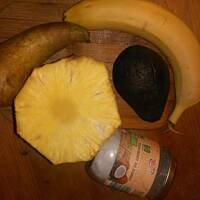 Koktajl z ananasem, awokado, gruszką i olejem kokosowym