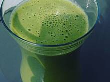 Fot. Wróbelek, KOktajl z jarmużem, bananem, jabłkie, kukrkumą i mlekiem sojowym