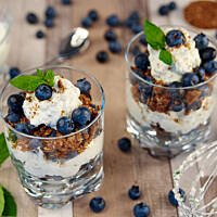 Deser ciasteczkowy z borówkami