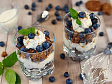 Fot. Wkn, Deser ciasteczkowy z borówkami