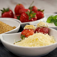 Truskawki z pikantnym serem